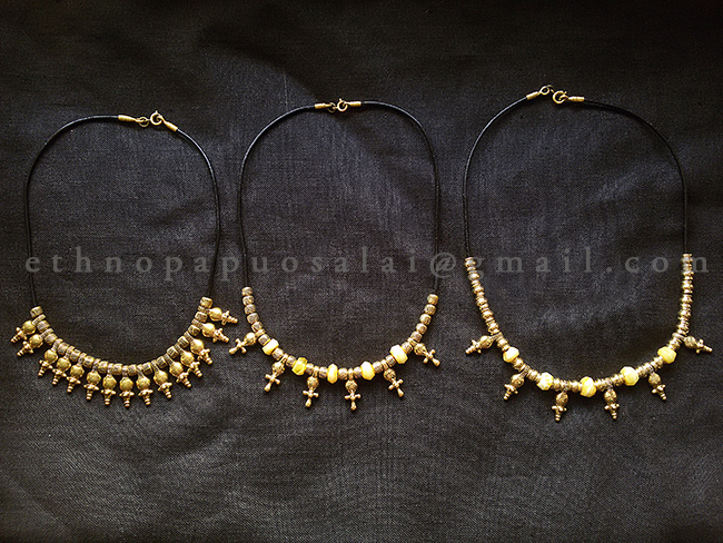 Vėrinys ir „Berlock“ tipo kabučių ir karolių. Pagal radinį iš Akmenių, Kelmės raj. II – IIIa. 2